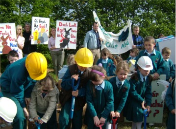The paistí show Minister Dempsey how to build the scoil